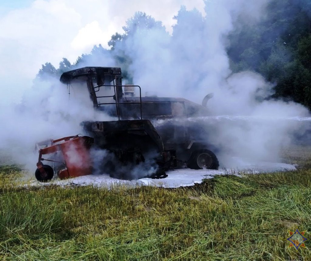 В Пинском районе загорелся кормоуборочный комбайн
