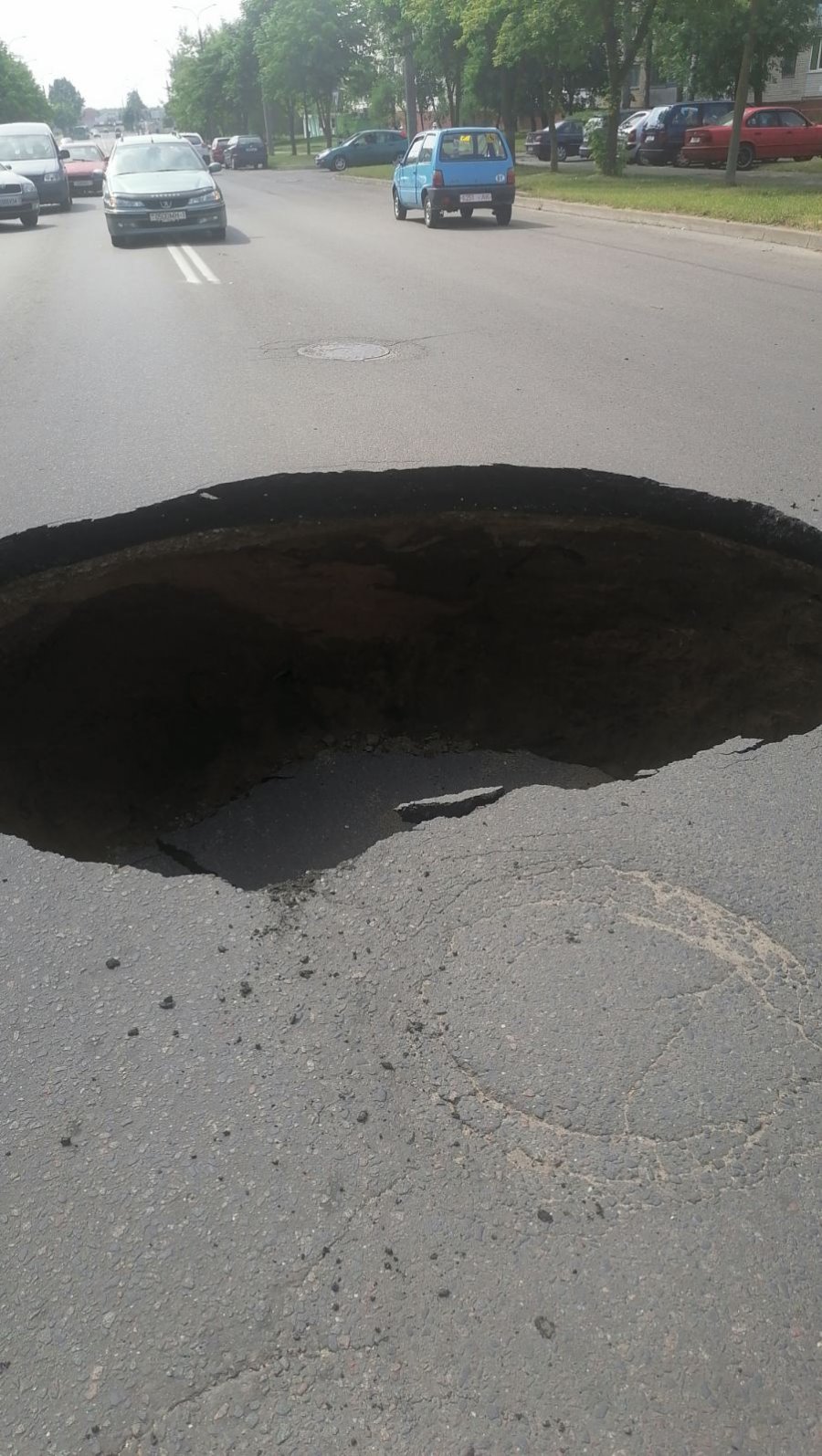 В Барановичах провалился асфальт
