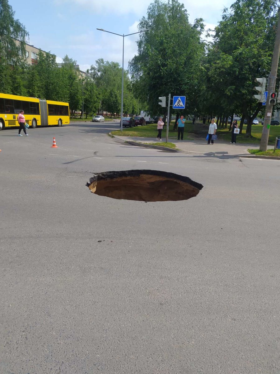 В Барановичах провалился асфальт