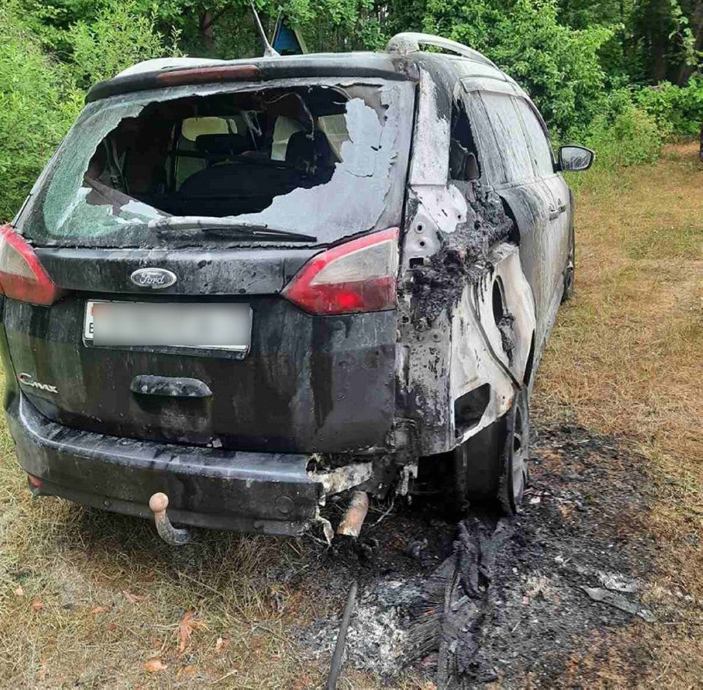 Из-за конфликта на пляже мужчина поджег Ford, у которого спали дети