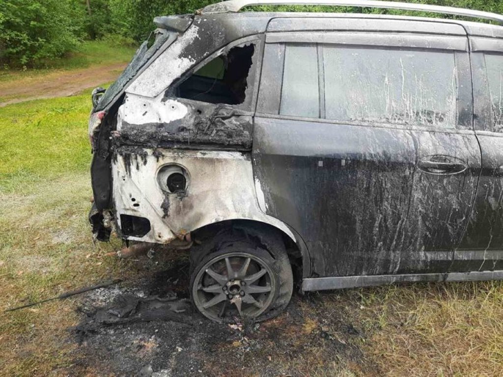 Из-за конфликта на пляже мужчина поджег Ford, у которого спали дети