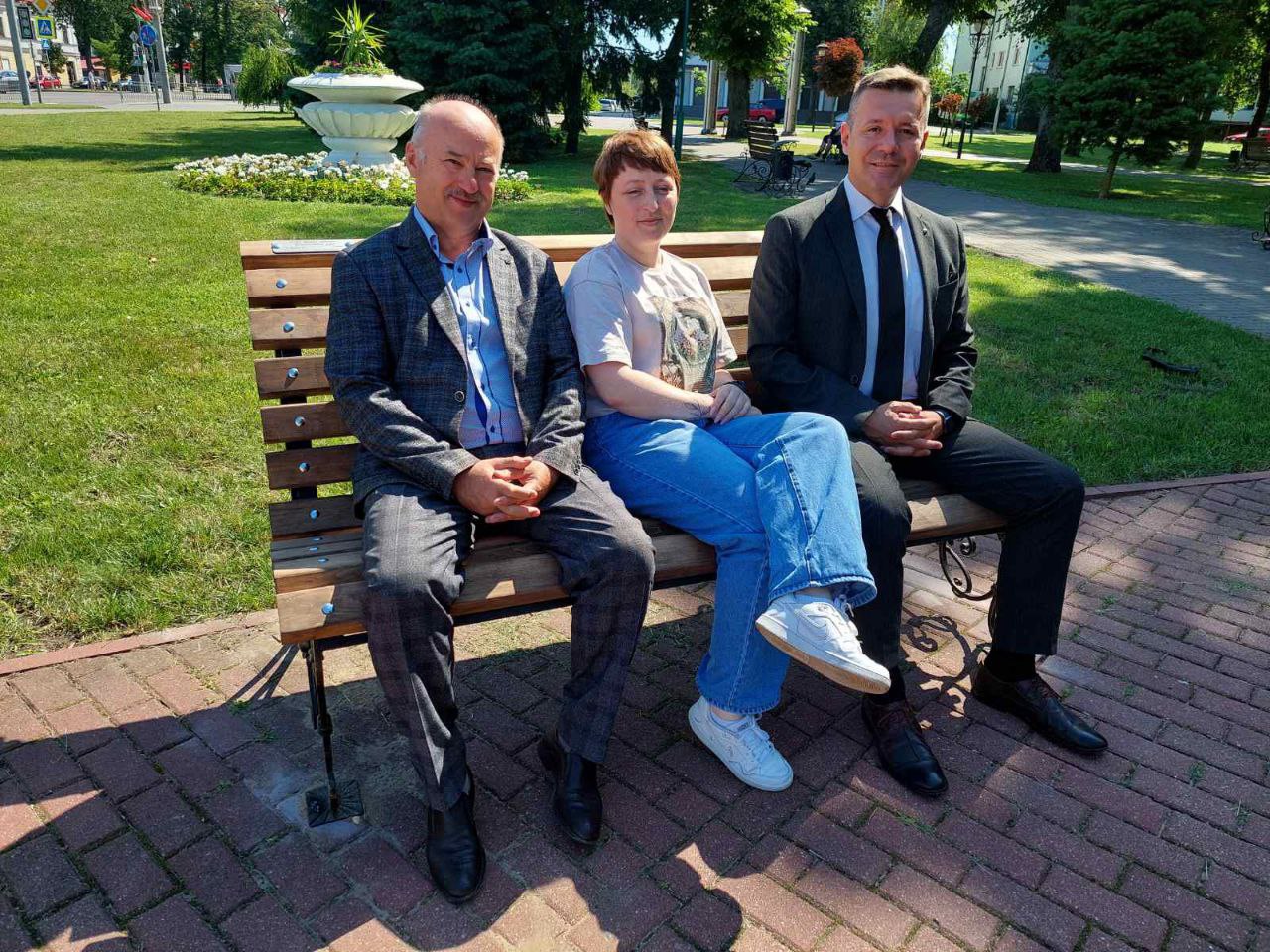 В Городском саду была установлена еще одна именная скамейка. Это 50- я именная скамья