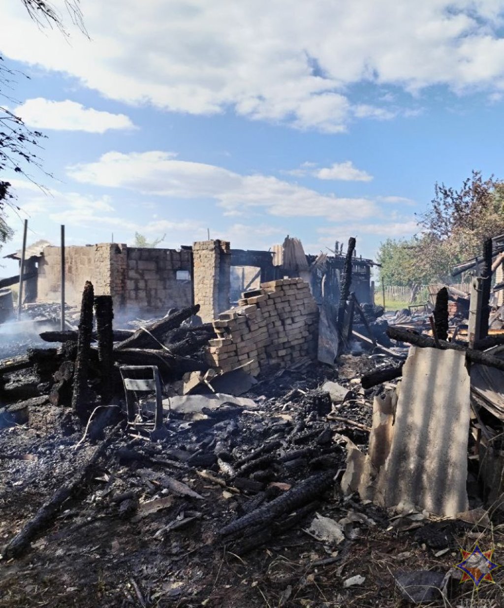 Внук решил запечь картошку по рецепту из интернета и сжег 5 построек во дворе у бабушки