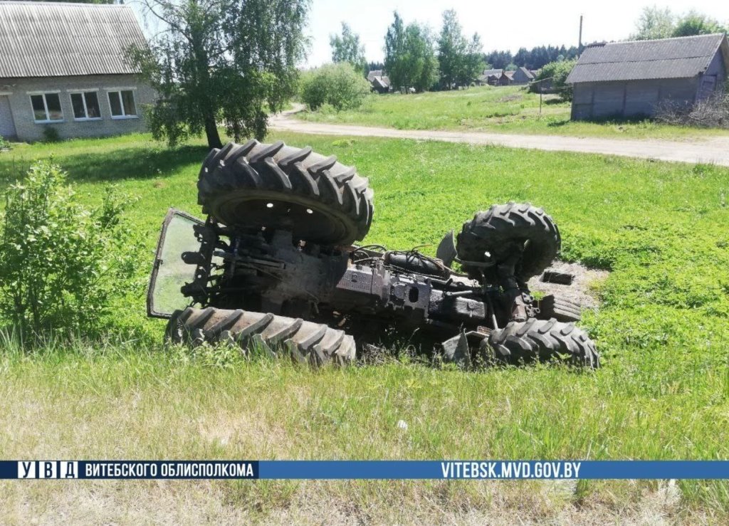 В Беларуси пьяный пастух за один вечер угнал трактор, попал в ДТП и едва не сгорел на пожаре