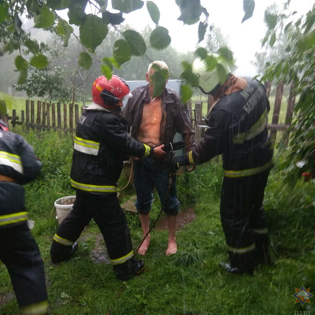 В Брестской области мужчина спустился за ведром в глубокий колодец. Что было дальше