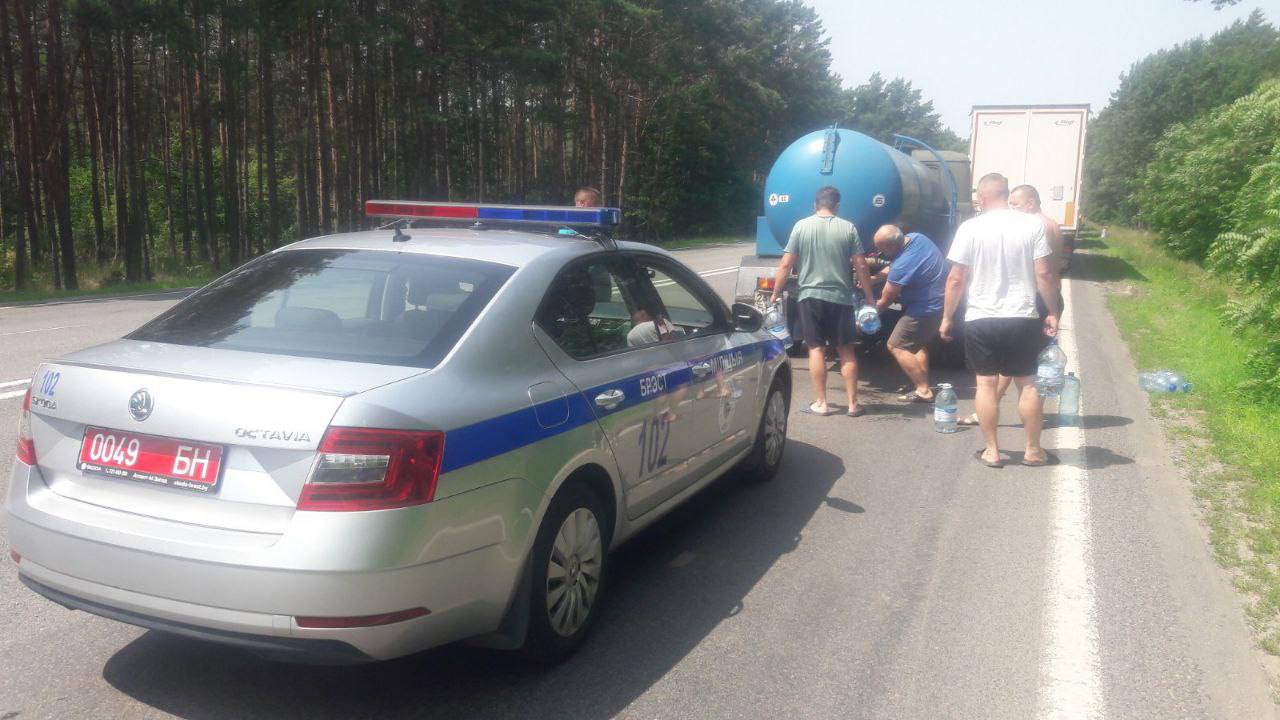Дальнобойщиков, которые стоят в очереди на границе под Брестом, обеспечили водой