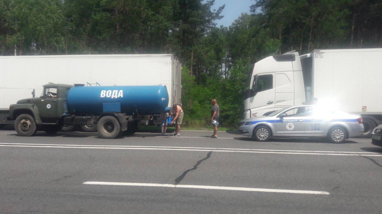 Дальнобойщиков, которые стоят в очереди на границе под Брестом, обеспечили водой