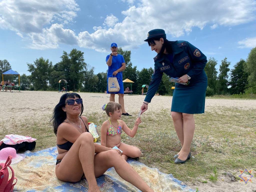 Рейдовые мероприятия по пляжам Бреста провели сотрудники МЧС