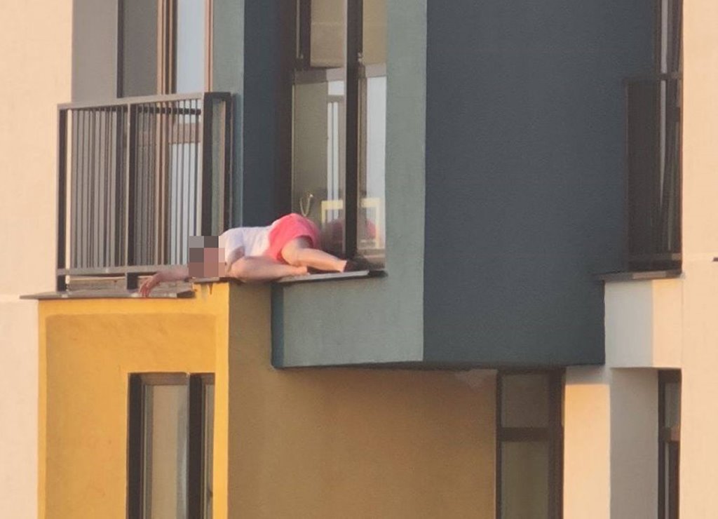 Очень опасно! Девушка спала на внешнем подоконнике на 24 этаже в Минск Мире