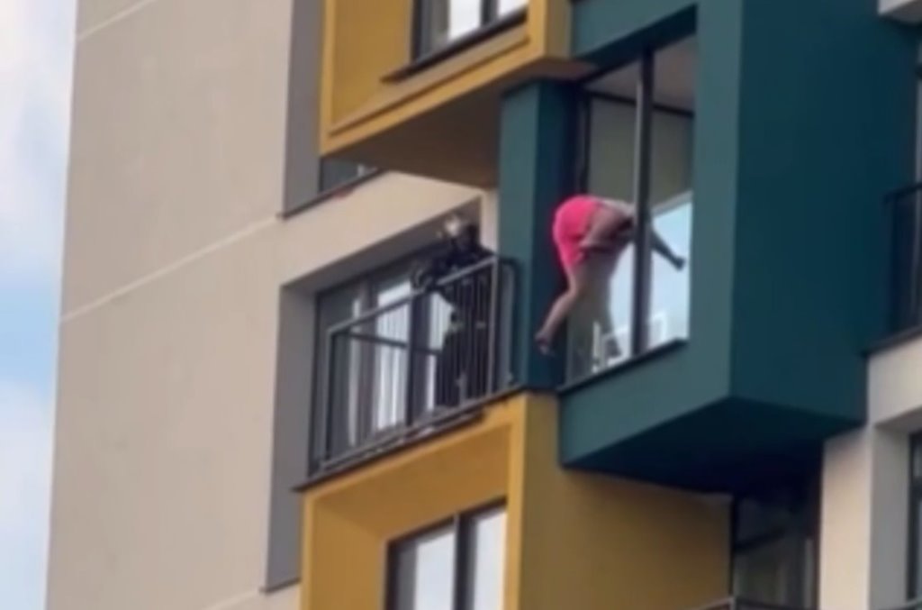 Очень опасно! Девушка спала на внешнем подоконнике на 24 этаже в Минск Мире