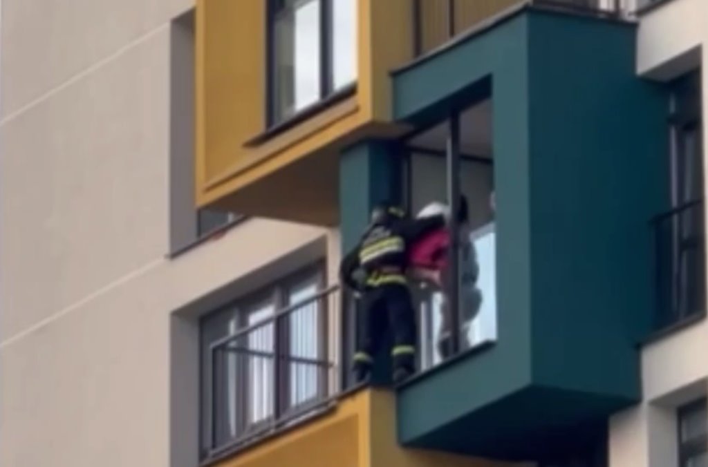 Очень опасно! Девушка спала на внешнем подоконнике на 24 этаже в Минск Мире