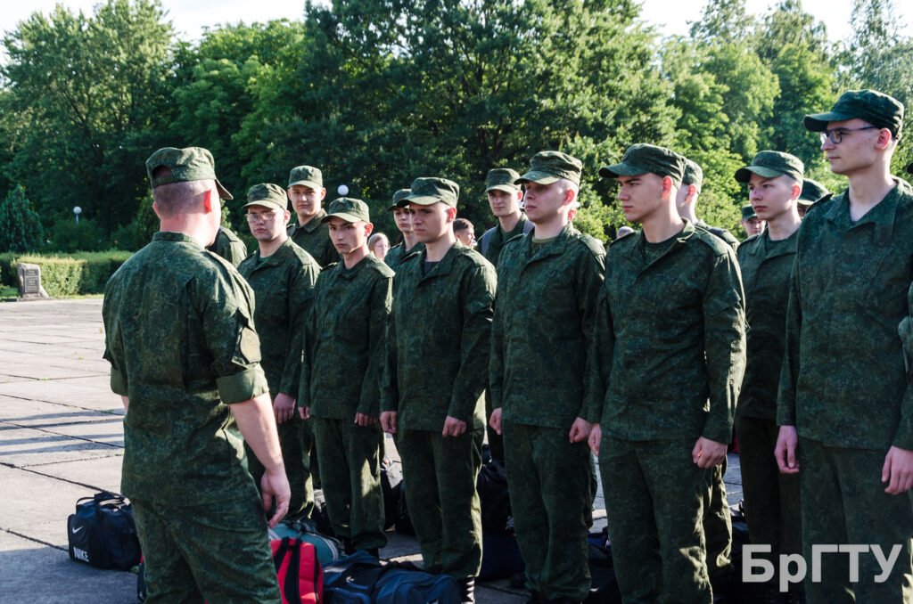 Первая итоговая практика на военной кафедре БрГТУ. Студенты отправились в воинскую часть для прохождения практики