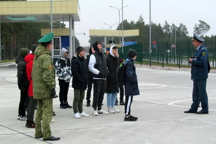 Школьники посетили реконструированный пункт пропуска «Верхний Теребежов» (Брестская область)