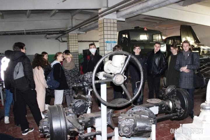 День открытых дверей: школьники в гостях у автошколы ДОСААФ в Бресте