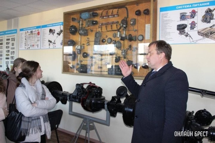 День открытых дверей: школьники в гостях у автошколы ДОСААФ в Бресте