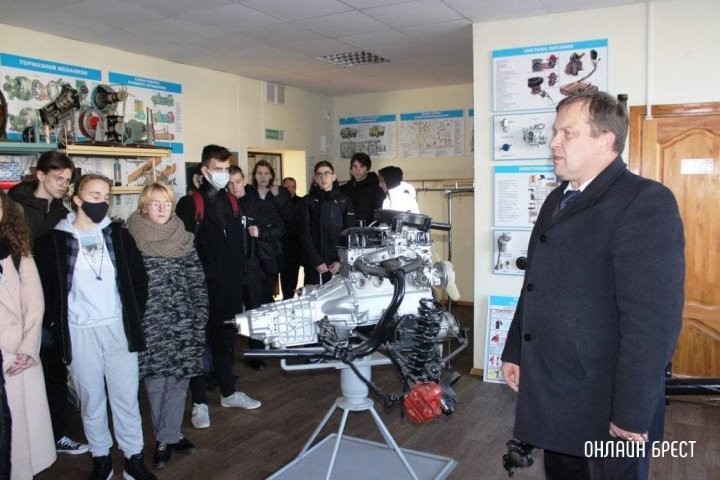 День открытых дверей: школьники в гостях у автошколы ДОСААФ в Бресте