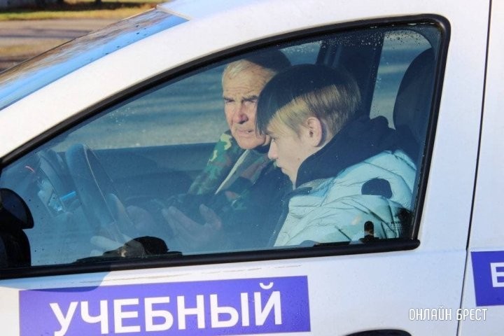 День открытых дверей: школьники в гостях у автошколы ДОСААФ в Бресте