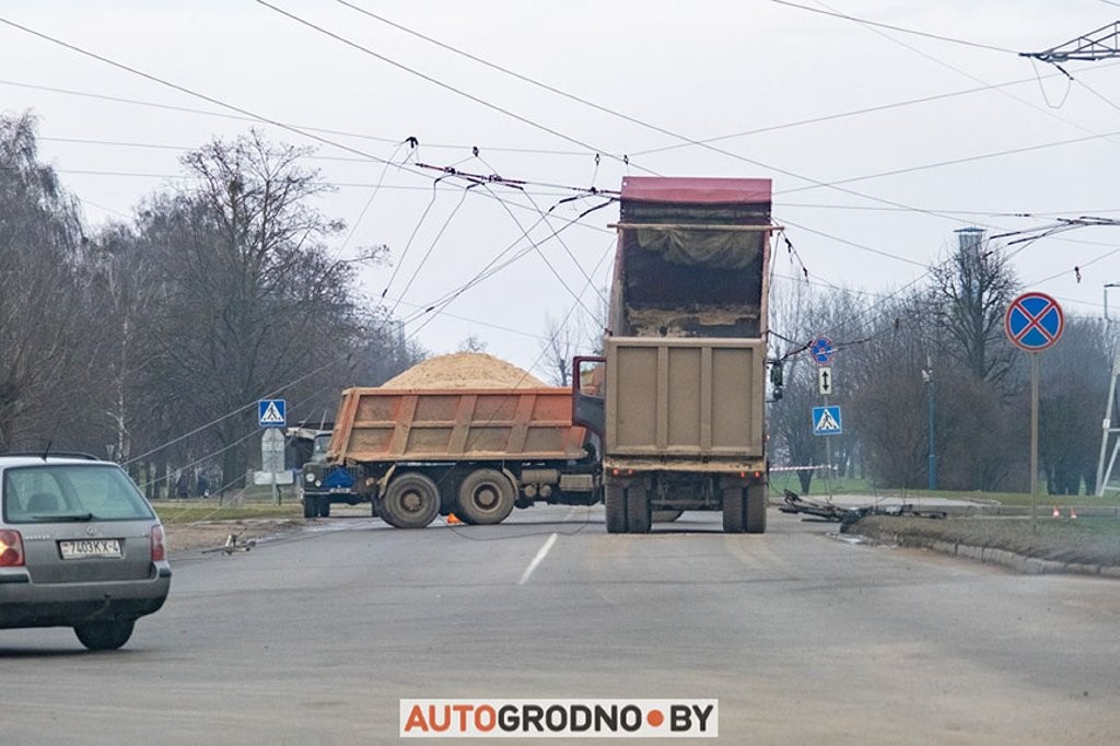 В Гродно грузовик несся с поднятым кузовом и оборвал троллейбусные провода. Видео