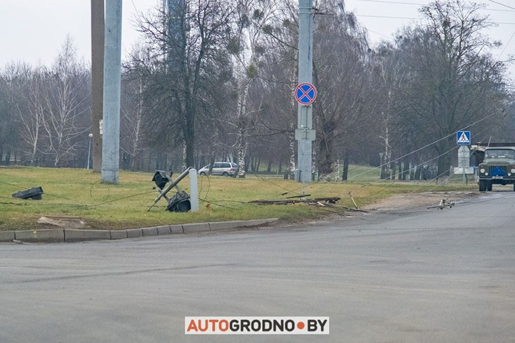В Гродно грузовик несся с поднятым кузовом и оборвал троллейбусные провода. Видео