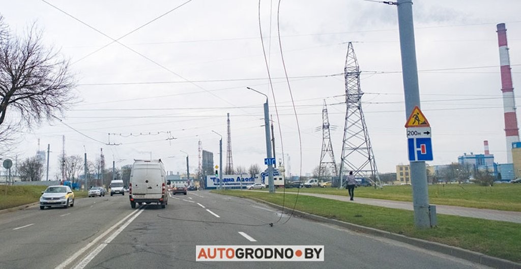 В Гродно грузовик несся с поднятым кузовом и оборвал троллейбусные провода. Видео