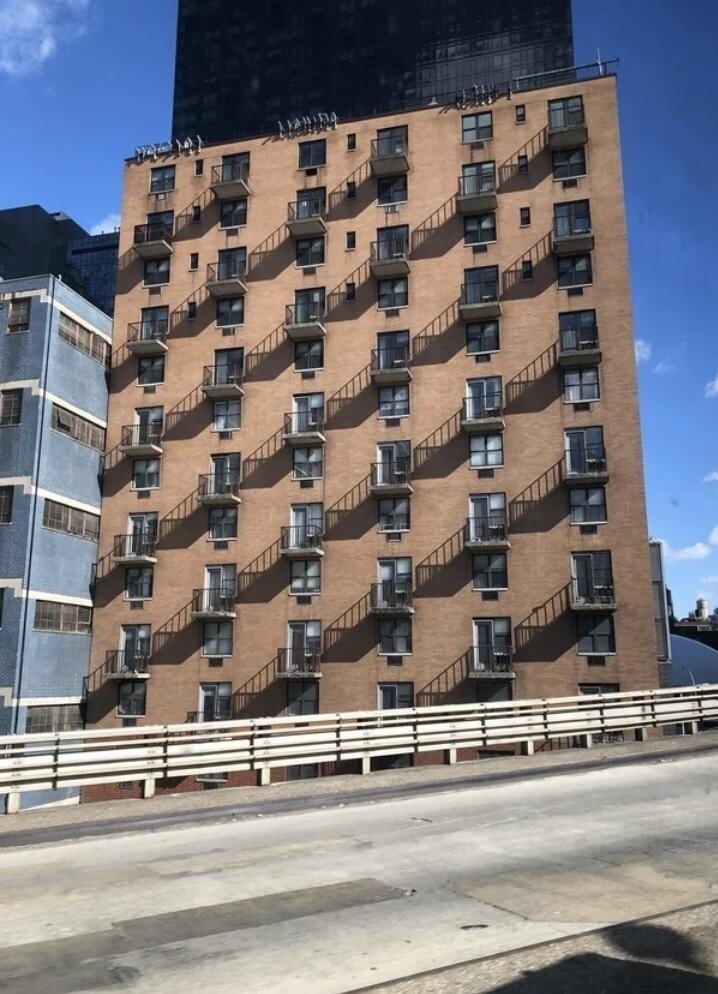 22 неоднозначные фотографии, о которые сам черт глаз сломит