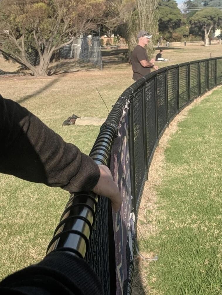 22 неоднозначные фотографии, о которые сам черт глаз сломит