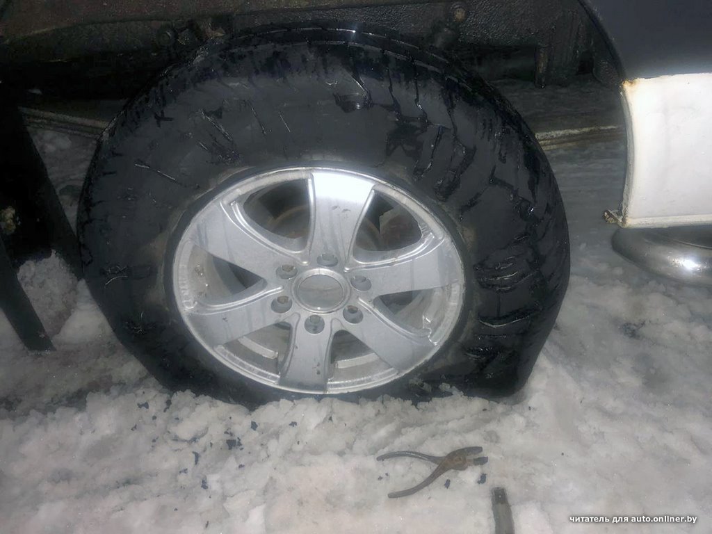 Два сообщения о разорванных колесах на М1. Однозначного мнения о причинах нет