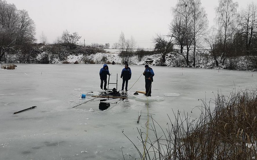 В Барановичском районе на водоеме нашли примерзшие сапоги. Рыбака отыскать не смогли