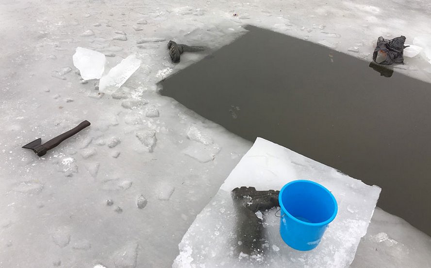 В Барановичском районе на водоеме нашли примерзшие сапоги. Рыбака отыскать не смогли