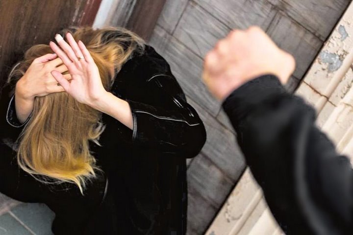 Заставили извиняться на коленях за то, чего не совершала. В Бресте учащиеся колледжа в общежитии избили сверстницу