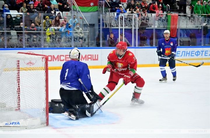 Хоккейная команда Президента выиграла у сборной Брестской области в матче любительского турнира