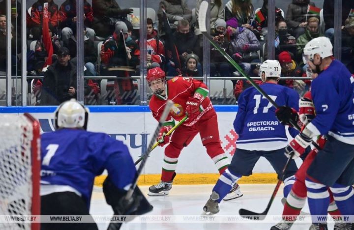 Хоккейная команда Президента выиграла у сборной Брестской области в матче любительского турнира