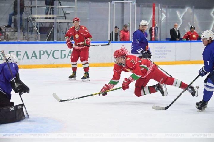 Хоккейная команда Президента выиграла у сборной Брестской области в матче любительского турнира
