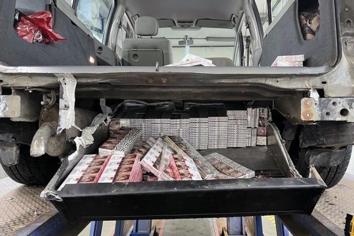 Белорус вез в Польшу 7500 пачек сигарет под полом минивена. Их нашел служебный лабрадор