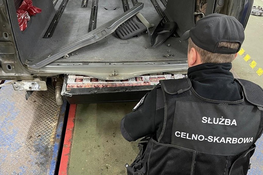 Белорус вез в Польшу 7500 пачек сигарет под полом минивена. Их нашел служебный лабрадор