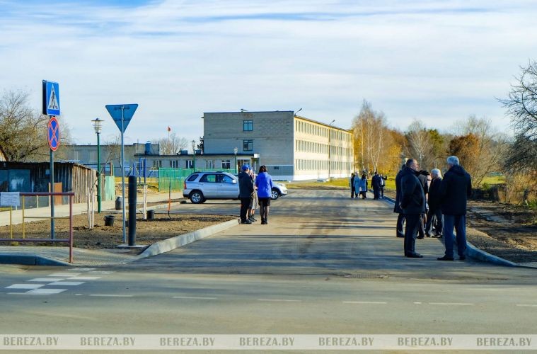 В Березе торжественно открыли автостоянку возле школы