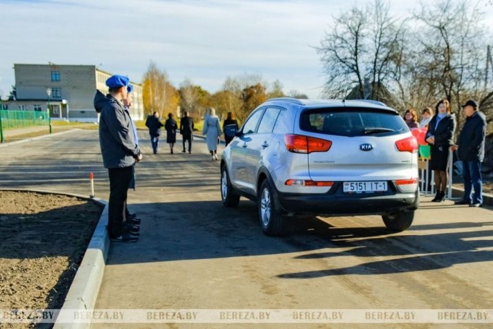 В Березе торжественно открыли автостоянку возле школы