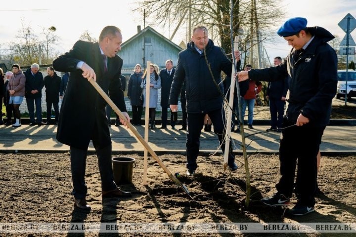 В Березе торжественно открыли автостоянку возле школы