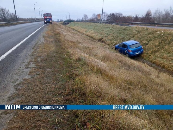 Под Брестом в кювет вылетел автомобиль