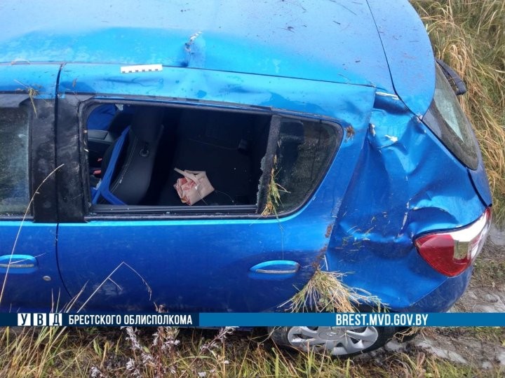 Под Брестом в кювет вылетел автомобиль