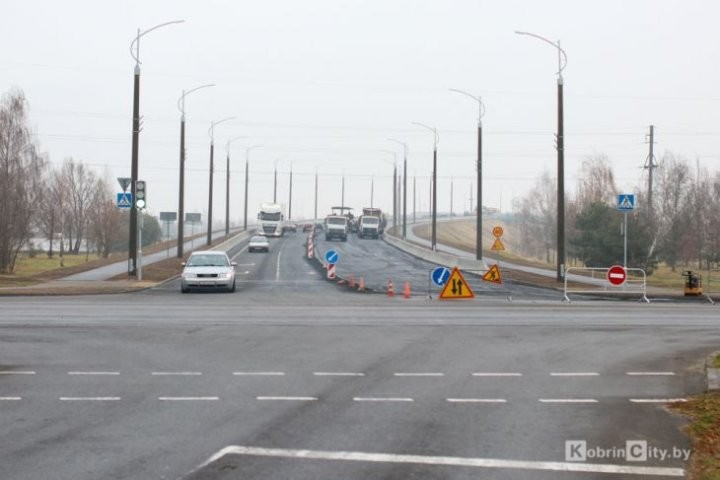 Ремонт «нового моста» в Кобрине продолжается: дорожники укрепляют асфальт, мостотряд проводит работы, не связанные с организацией движения