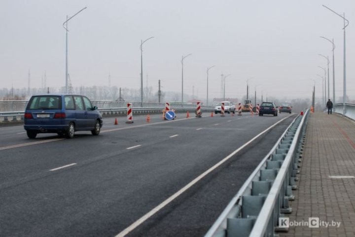 Ремонт «нового моста» в Кобрине продолжается: дорожники укрепляют асфальт, мостотряд проводит работы, не связанные с организацией движения