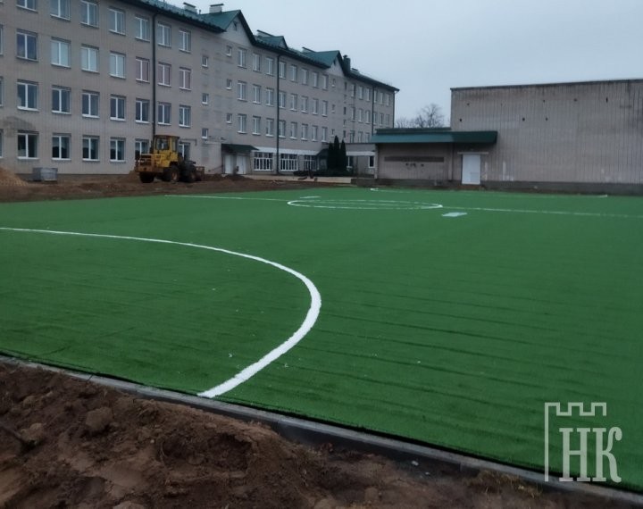 В Каменце на мини-площадке для футбола уложено искусственное покрытие