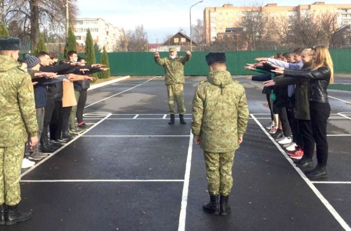 Брестская область. Старшеклассники из Стытычевской школы своими глазами увидели, как устроена жизнь солдата-пограничника