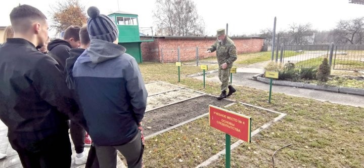 Брестская область. Старшеклассники из Стытычевской школы своими глазами увидели, как устроена жизнь солдата-пограничника