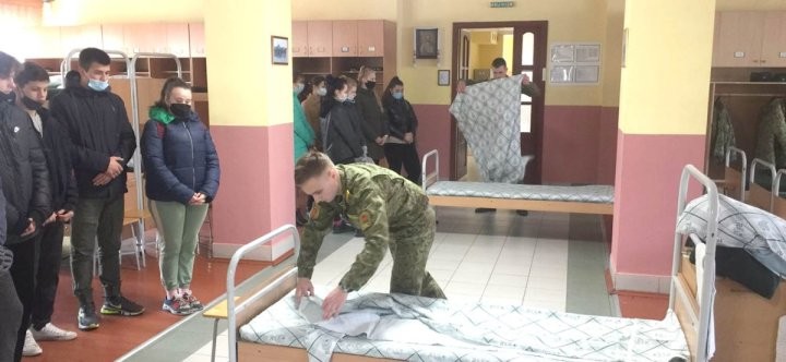 Брестская область. Старшеклассники из Стытычевской школы своими глазами увидели, как устроена жизнь солдата-пограничника