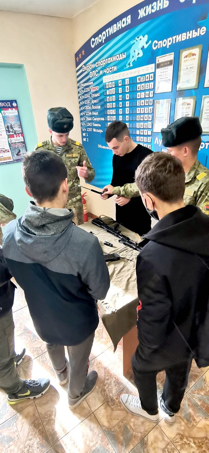 Брестская область. Старшеклассники из Стытычевской школы своими глазами увидели, как устроена жизнь солдата-пограничника