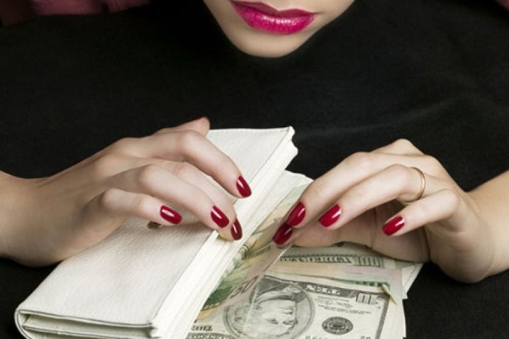 Жительница Брестской области брала в долг деньги, но не отдавала. Какой приговор