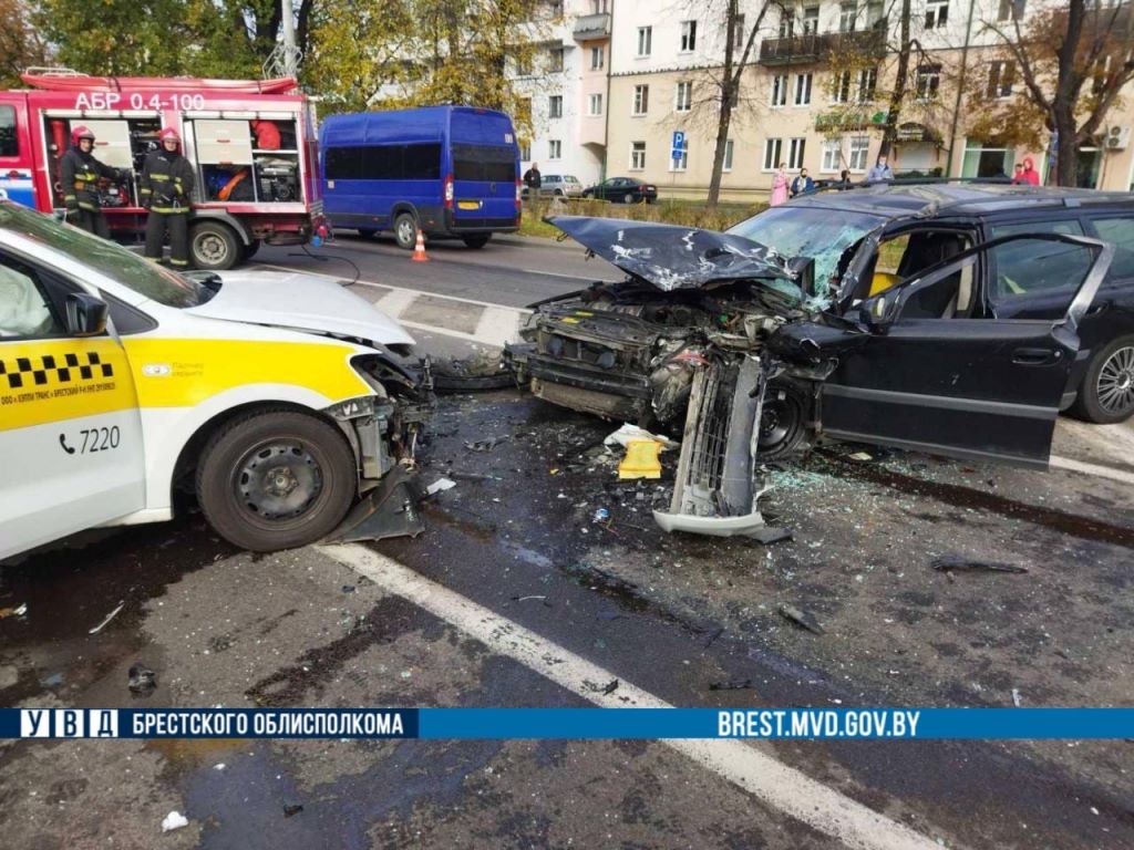 В центре Бреста произошло «лобовое» столкновение. Подробности серьёзного ДТП на Машерова