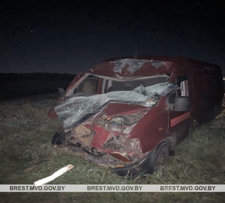 Два автомобиля съехали в кювет после столкновения в Ивацевичском районе